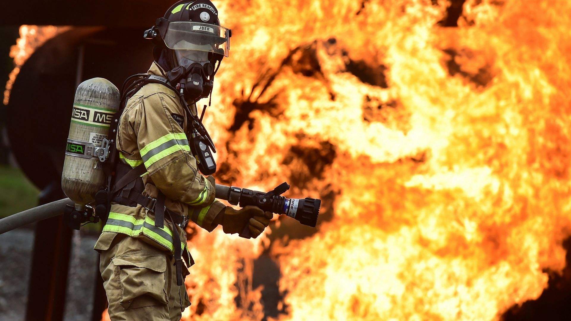 灭火防护服存在养护不力和报废标准缺失问题